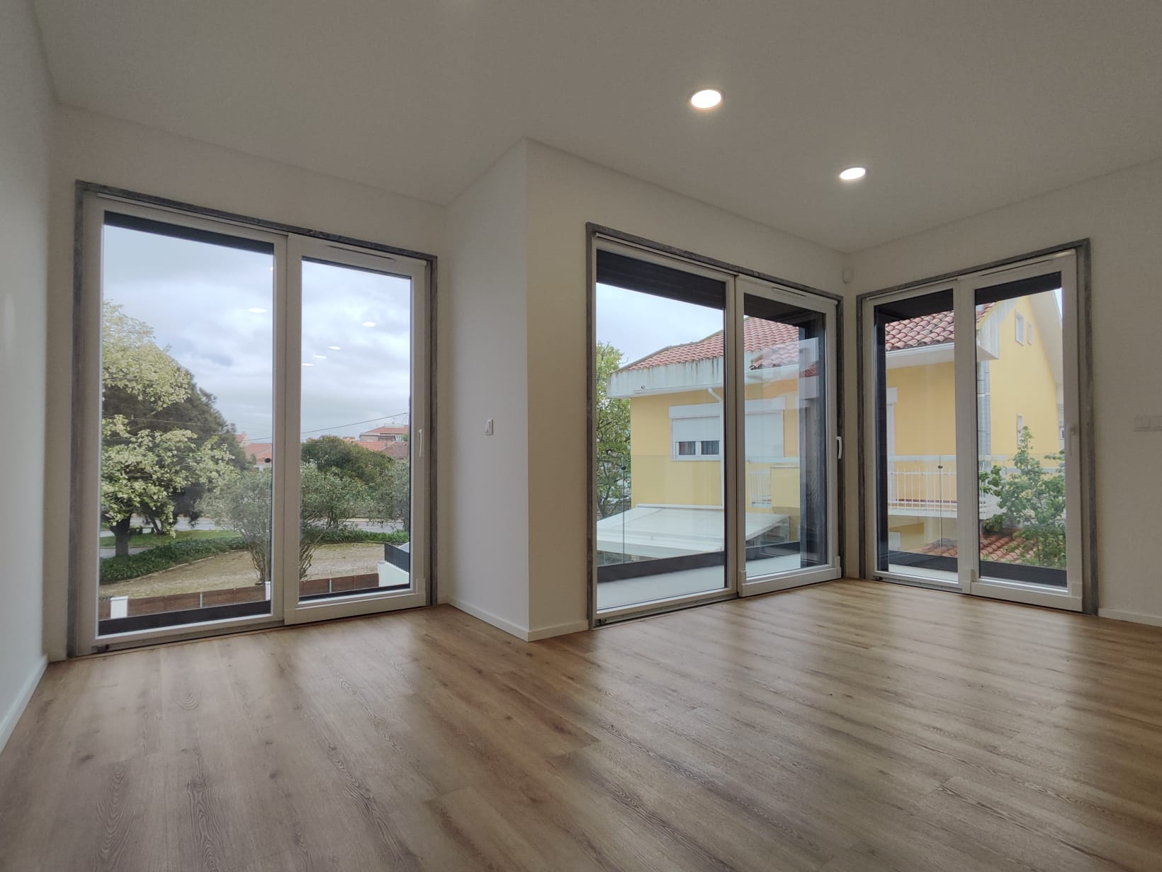Sala com grandes janelas e portas de correr em PVC instaladas pela TERCOMF