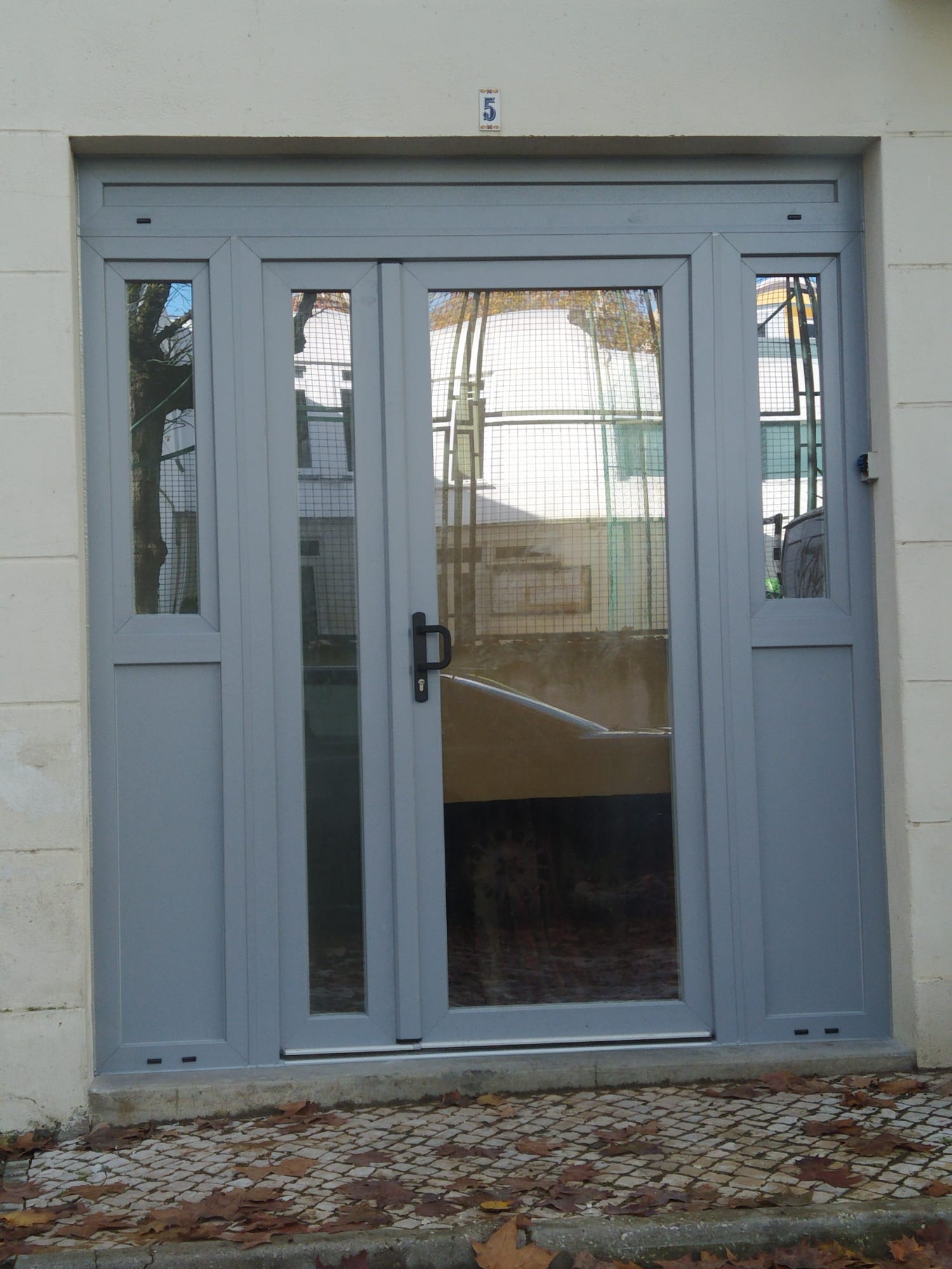 Porta dupla em PVC cinza com fixos laterais