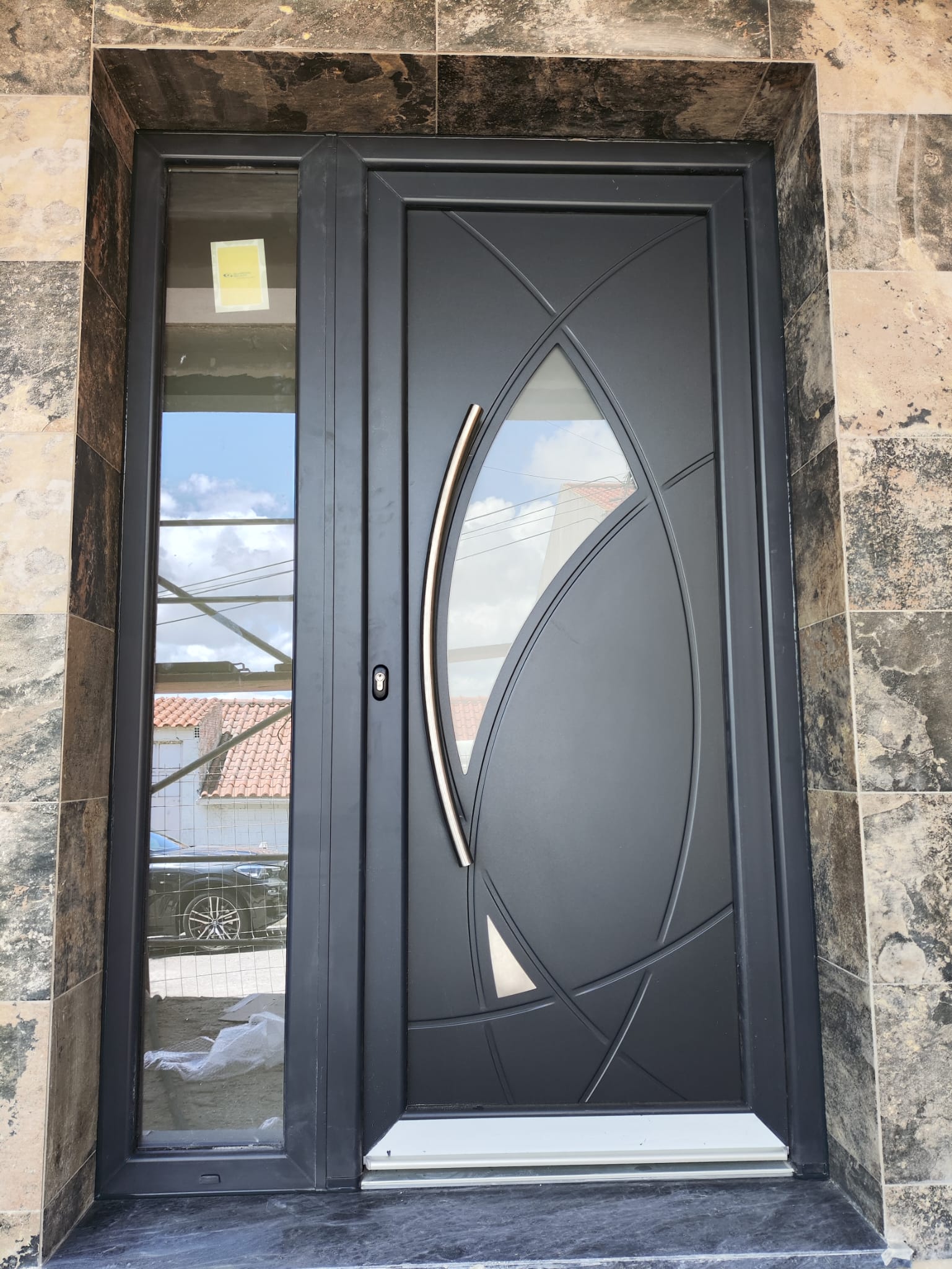 Porta de entrada em PVC antracite com design moderno